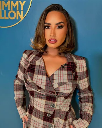 Blazer de lana a cuadros a medida borracho de Vivienne Westwood usado por Demi Lovato en The Tonight Show Starring Jimmy Fallon el 19 de septiembre de 2024