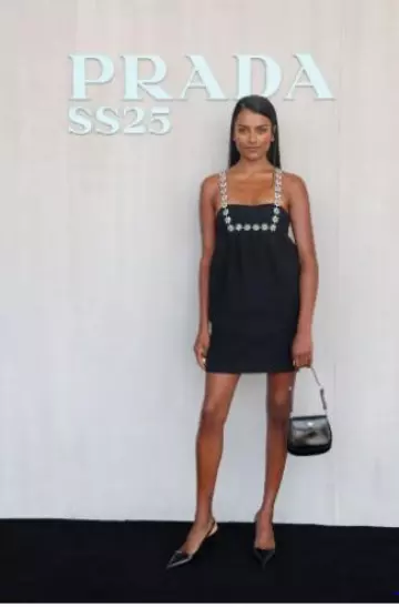 Escarpins Prada 55M en cuir verni portés par Simone Ashley au défilé Prada le 19 septembre 2024