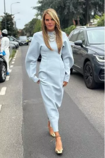 Boucles d’oreilles pendantes Messika So Move Xl portées par Anna Dello Russo au défilé Jil Sander le 18 septembre 2024