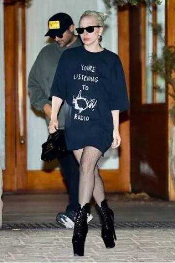 Bolso Celine Teen Nino en piel de becerro de charol usado por Lady Gaga en Malibú el 16 de septiembre de 2024