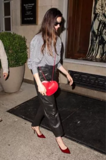 Zapatos de tacón destalonados Gucci Signoria usados por Anne Hathaway en la ciudad de Nueva York el 9 de septiembre de 2024