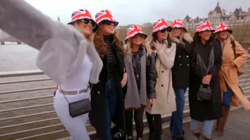 Adrienne Landau Fausse Fos Jacket en gris clair portée par Gina Kirschenheiter comme on le voit dans The Real Housewives of Orange County (S18E14)