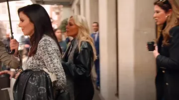 Gucci Wool Jumbo GG Monogram Noir et Gris Écharpe Jacquard portée par Heather Dubrow comme on le voit dans The Real Housewives of Orange County (S18E14)