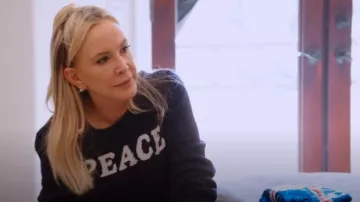 Sandro Peace-Intarsia Pull En Laine Et Cachemire Mélangés En Bleu porté par Shannon Beador Comme on le voit dans Les Real Housewives du Comté D’Orange (S18E14)