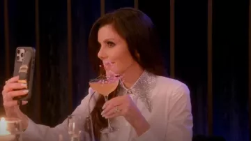 Chemise en coton ornée de strass Prada portée par Heather Dubrow comme on le voit dans Les vraies femmes au foyer du comté d’Orange (S18E14)