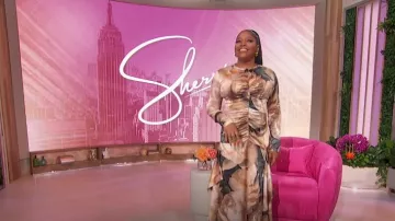 Vestido Aknvas Houston en floral usado por Sherri Shepherd como se ve en Sherri el 7 de octubre de 2024