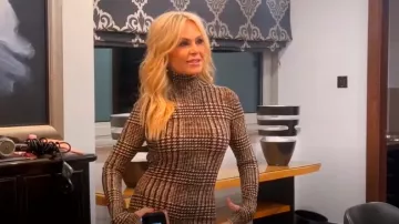 Norma Kamali Combinaison à manches longues à dos ouvert avec Footsie portée par Tamra Judge comme on le voit dans The Real Housewives of Orange County (S18E14)