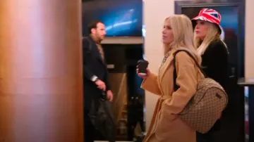 Sac à dos en toile GG Gucci porté par Jennifer Pedranti comme on le voit dans The Real Housewives of Orange County (S18E14)