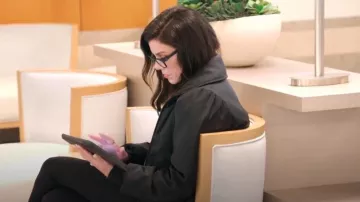 Chaqueta bomber Wasit con el logotipo de Coco Nege de poliamida negra usada por Heather Dubrow como se ve en The Real Housewives of Orange County (T18E14)