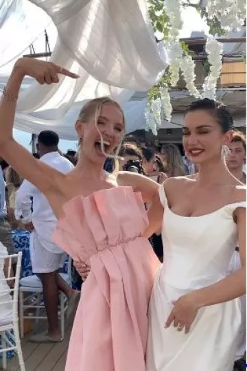 Pendientes de corazón de metal de Chanel usados por Leonie Hanne en la boda de Amy Jackson y Ed Westwick el 25 de agosto de 2024