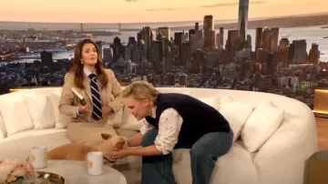 Blazer Babaton Arbus usado por Drew Barrymore en The Drew Barrymore Show el 5 de octubre de 2024