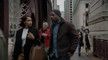 Bolso de hombro Max Mara Leather Marine M usado por Mariah Denton (Tiffany Mack) como se ve en Emperor of Ocean Park (S01E09)
