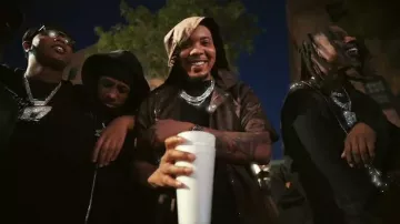 Camisa con capucha y cremallera de nailon marrón Saint Vanity usada por G Herbo en VonOff1700- Dead N****s ft. Polo G y G Herbo (Video oficial)