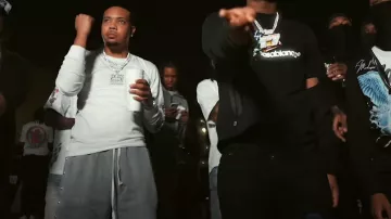 Pantalón corto de chándal Saint Vanity Grey Side Snap Logo usado por G Herbo en VonOff1700- Dead N****s ft. Polo G y G Herbo (Video Oficial)