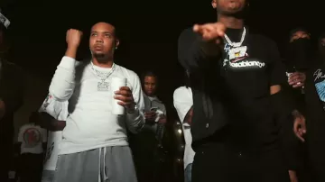 Camiseta de manga larga con logotipo de herradura blanca Chrome Hearts usada por G Herbo en VonOff1700- Dead N****s ft. Polo G y G Herbo (Video oficial)