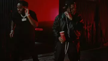 Pantalones de chándal Hellstar Black Side Snap usados por YTB Fatt en Tee Grizzley - You Hear Me (feat. YTB Fatt) [Video Oficial]