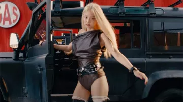 Jennie Kim usa un body de cuero marrón en su video musical Mantra