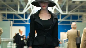 The Dark Knight Rises Looks: Anne Hathaway Wears a Blazer Jacket for Her Role as Selina in the Movie