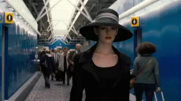 Les looks de The Dark Knight Rises: Anne Hathaway porte une veste Blazer pour son rôle de Selina dans le film