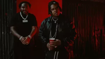 Chaqueta de cuero Avirex All Black Ostrich City Racer usada por YTB Fatt en camiseta Grizzley - You Hear Me (feat. YTB Fatt) [Video oficial]