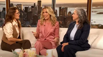 Chemise fluide rayée Tom Ford Whitney portée par Drew Barrymore telle qu’on la voit dans The Drew Barrymore Show le 10 octobre 2024