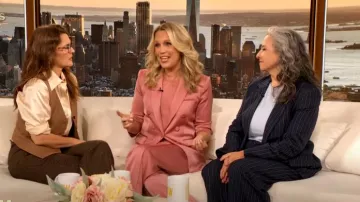 Veronica Beard Tomi Satin Dickey Jacket portée par Jessica St. Clair comme on le voit dans The Drew Barrymore Show le 10 octobre 2024