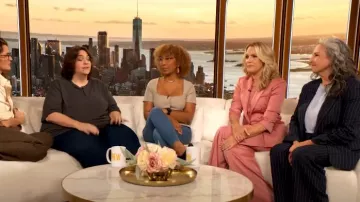 Pantalon Veronica Beard Edia porté par Jessica St. Clair tel que vu dans The Drew Barrymore Show le 10 octobre 2024