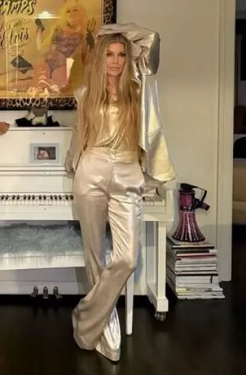 Genny Silver Blazer usado por Fergie en su publicación de Instagram el 28 de septiembre de 2024