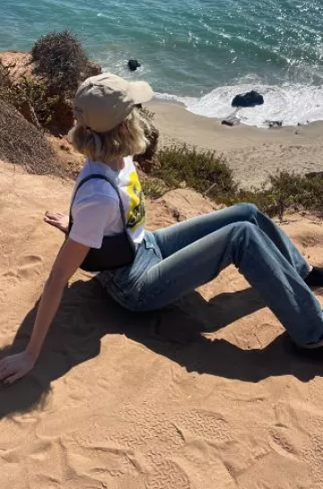 Le sac Row Leather Half Moon en noir porté par Elsa Hosk sur sa Story Instagram le 28 septembre 2024