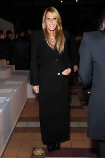 Boucles d’oreilles pendantes Messika So Move Xl portées par Anna Dello Russo au défilé McQueen le 28 septembre 2024