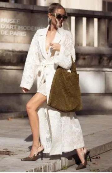 Pendientes Alaïa Bumper usados por Leonie Hanne en el desfile de Elie Saab el 28 de septiembre de 2024