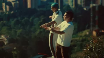 Pantalones de chándal de rayas de satén y rizo blanco de Gucci usados por Blessd en BLESSD ❌ KRIS R | POLOS OPUESTOS REMIX ☯️ (VIDEO OFICIAL)