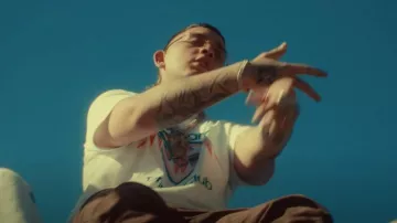 Camiseta blanca Casablanca Playful Eagle usada por Kris R. en BLESSD ❌ KRIS R | POLOS OPUESTOS REMIX ☯️ (VIDEO OFICIAL)