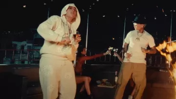 Pantalón de chándal Denim Tears Cream Rhinestone Cotton Wreath usado por Kris R. en REACCION A BLESSD ❌ KRIS R | POLOS OPUESTOS REMIX ☯️ (VIDEO OFICIAL)