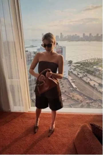 Bermudas The Frankie Shop Maura usadas por Emma Roberts en su publicación de Instagram el 28 de septiembre de 2024