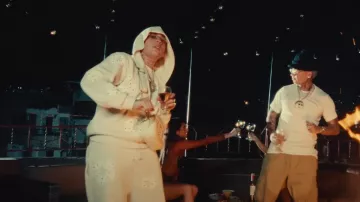 Sudadera con capucha y cremallera de diamantes de imitación con lágrimas de denim usada por Kris R. en BLESSD ❌ KRIS R | POLOS OPUESTOS REMIX ☯️ (VIDEO OFICIAL)