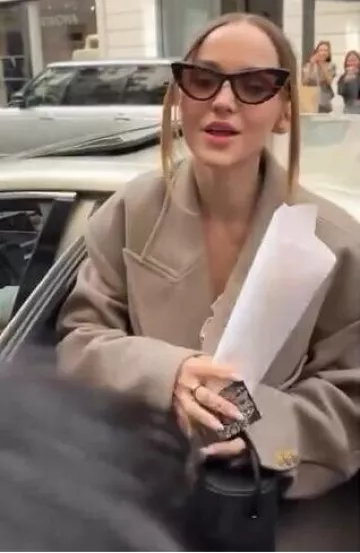 Enceinte Bose Portable Smart Speaker portée par Dove Cameron à Paris le 28 septembre 2024