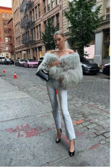 Sac Hermès Vintage Kelly 28 Sellier 2Way en Noir porté par Elsa Hosk sur son post Instagram le 10 septembre 2024