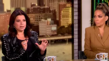 Cinq a Sept Chaqueta Milly de piel sintética con tachuelas usada por Ana Navarro como se ve en The View el 11 de octubre de 2024