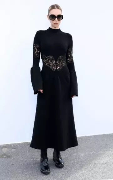 Vestido largo de punto acanalado compacto de mezcla de lana de Chloe Lower Impact usado por Vanessa Kirby en el desfile de Chloe el 28 de septiembre de 2023