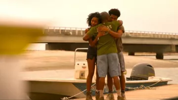Short American Eagle Crossover Denim Mom porté par Cleo (Carlacia Grant) comme on le voit dans Outer Banks (S04E01)