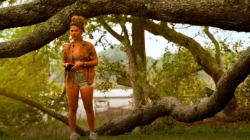 American Eagle Women’s Ne(x) t Level Super High-Waisted Denim Short porté par Sarah Cameron (Madelyn Cline) tel qu’on le voit dans Outer Banks (S04E01)