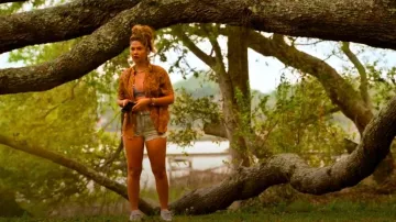 Puma Mayze Classic Sneakers pour femme portées par Sarah Cameron (Madelyn Cline) comme on le voit dans Outer Banks (S04E01)