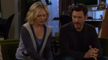 Cachemire d’automne Cardigan en cachemire et soie mélangés porté par Lucy Romalotti (Lily Brooks O’Briant) comme on le voit dans Les Feux de l’Amour le 9 octobre 2024