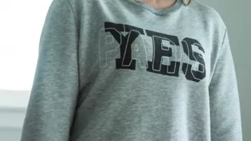 Emma O'Brea (Erica Durance) lleva la sudadera 'YES PARIS' en gris en la temporada 1