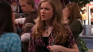 Outfits of Wizards of Waverly Place: Gigi Hollingsworth (Skyler Samuels) wears Patterned Blouse in season 1, episode 1