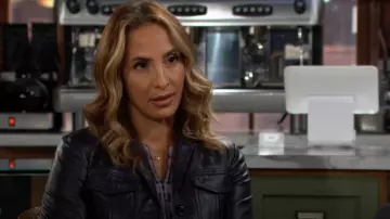 Polo Simkhai Lucky Cotton Compact Rib Space-Dye usado por Lily Winters (Christel Khalil) como se vio en The Young and the Restless el 11 de octubre de 2024