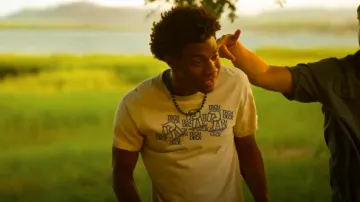Camiseta de hombre Tech Deck Fingers usada por Pope Heyward (Jonathan Daviss) como se ve en Outer Banks (S04E01)