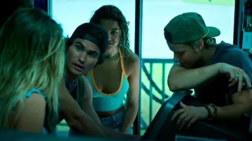 Out From Under Andie Seamless Halter Top usado por Kiara Carrera (Madison Bailey) como se ve en Outer Banks (S04E01)