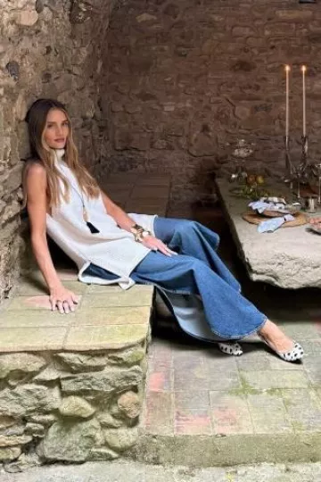 Zapatos de tacón Alaïa Decollete en Dots Haircalf usados por Rosie Huntington-Whiteley en el Sant Martí Vell de Elsa Peretti el 2 de octubre de 2024